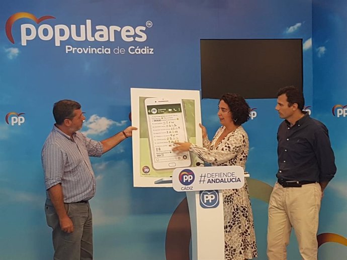 La portavoz del PP de Cádiz, Carmen Sánchez, junto a los parlamentarios autonómicos por la provincia Bruno García y Alfonso Candón