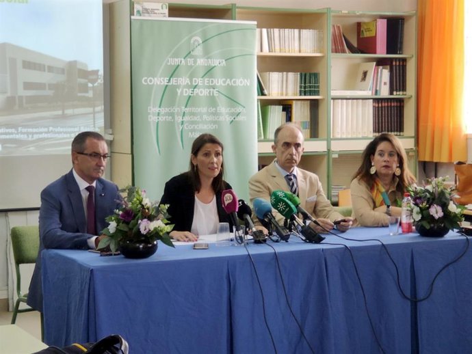 La delegada de Educación en Málaga, Mercedes García Paine, en el inicio del curso en ecundaria