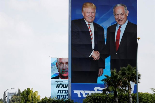 Carteles electorales de Netanyahu y Gantz antes de los comicios en Israel
