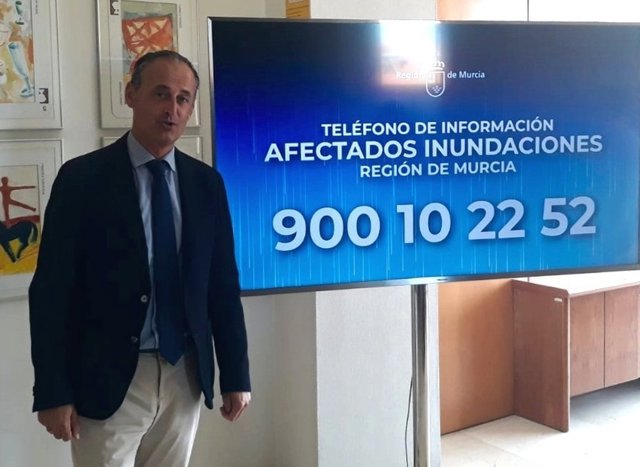 El Gobierno regional ha habilitado el teléfono gratuito 900 10 22 52 para coordinar y centralizar información relevante para los damnificados por las inundaciones. En la imagen, el consejero de Presidencia y Hacienda, Javier Celdrán.