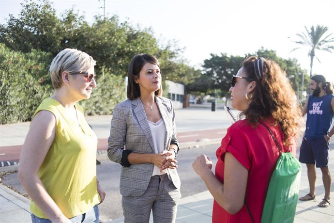 En el centro, la diputada provincial Ángeles Martínez