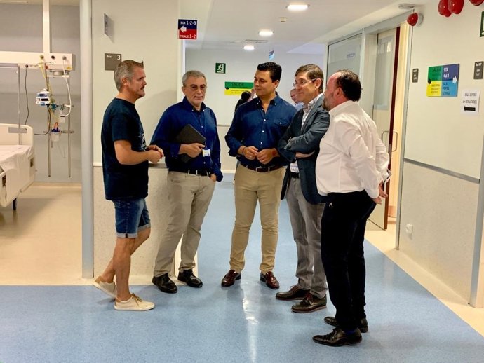 El alcalde de San Javier, José Miguel Luengo  y el consejero de Salud, Manuel Villegas el hospital Los Arcos donde se ha interrumpido la cirugía programada
