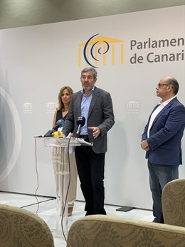 Rosa Dávila, Fernando Clavijo y José Miguel Barragán, en una rueda de prensa para presentar las conclusiones del informe de la AIReF