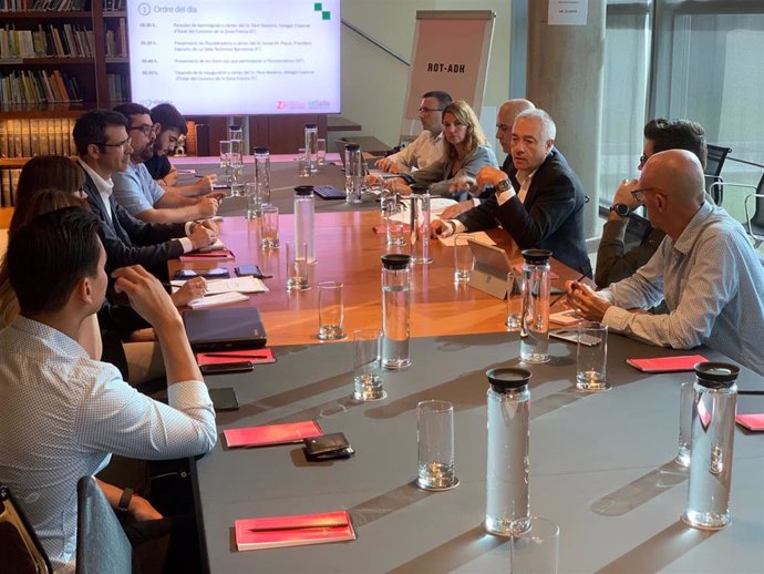 El Delegado Especial del Estado en el Consorcio de la Zona Franca de Barcelona, Pere Navarro, en el centro, durante una reunión