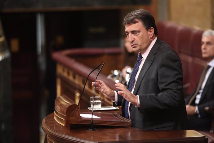 El portavoz del PNV en el Congreso de los Diputados, Aitor Esteban,  interviene en la sesión de control al Gobierno en funciones, en Madrid (España) a 11 de septiembre de 2019.