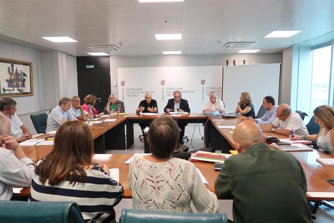 El conseller d'Educació, Martí March, presideix la taula en el Ple del Departament d'Inspecció Educativa