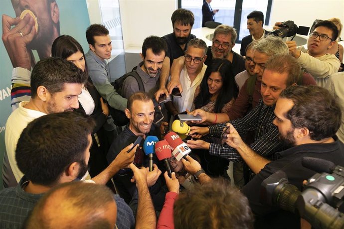 Alejandro Valverde atendiendo a los medios