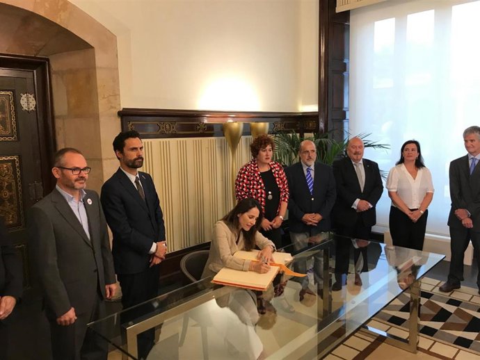 El presidente del Parlament, Roger Torrent, y la presidenta del Parlamento Vasco, Bakartxo Tejería, con miembros de las mesas de sus Cámaras