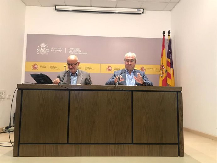 El delegado del Gobierno en Baleares, Ramon Morey, y el director del área de Fomento en las Islas, Rafael Rus, en rueda de prensa
