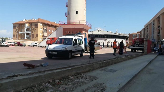 Estado del parque de bomberos tras la retirada del muro derrumbado