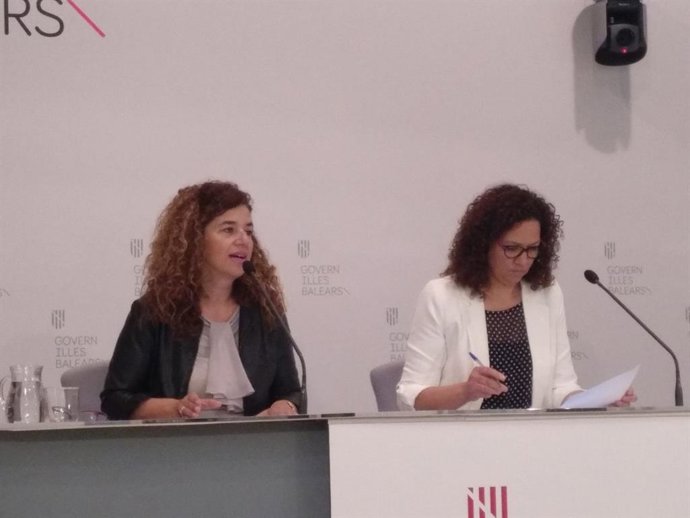 La consellera de Presidncia, Cultura i Igualtat, Pilar Costa, i la presidenta del Consell, Catalina Cladera.