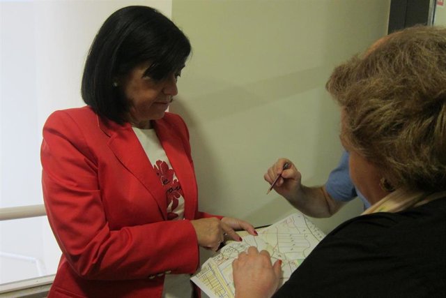 Francisca Medina y Pilar Parra muestra el mapa de los terrenos donde se construirá la Ciudad Sanitaria.