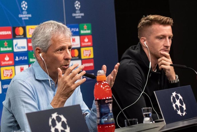 Lucien Favre y Marco Reus en rueda de prensa con el Borussia Dortmund