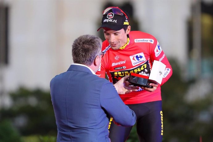 Primoz Roglic recoge su reloj de Tissot como vencedor de La Vuelta de 2019