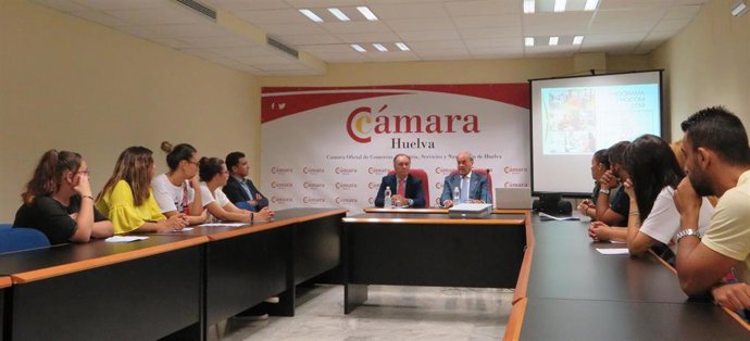 El delegado de Empleo, Antonio Augustín, y el presidente de la Cámara de Comercio en Huelva, Antonio Ponce.