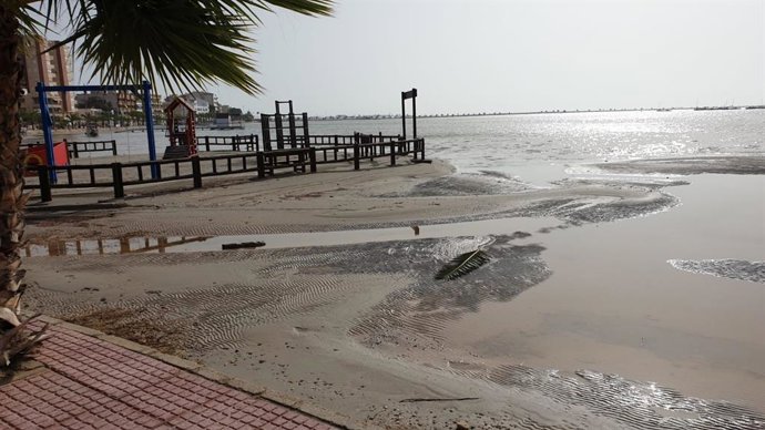 Zona de la plaza afectada por la DANA en San Pedro del Pinatar (Murcia).