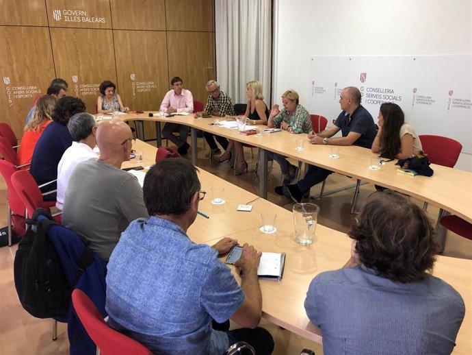 La consellera de Asuntos Sociales y Deportes, Fina Santiago, reunida con Foqua, el Foro por la Calidad que agrupa a las entidades sin ánimo de lucro que atienen personas con discapacidad en Baleares