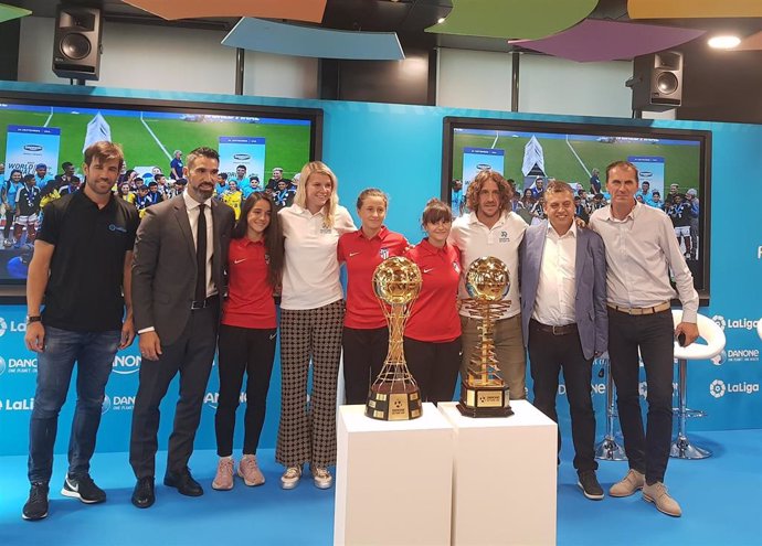 Albelda, Fernando Sanz, Puyol y Ada Hergerberg en el sorteo de la Danone Nations Cup
