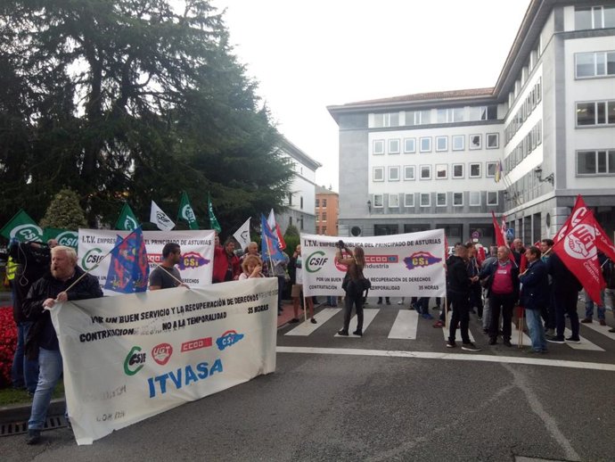 Trabajadores de ITV se movilizan en Oviedo.