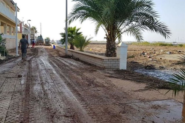 UME colabora con el Ayuntamiento de Cartagena en la limpieza de Los Nietos tras la riada