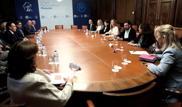 Cayetana Álvarez de Toledo se reúne con los dirigentes de la Conferencia de Rectores de las Universidades Españolas