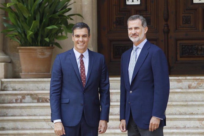 El Rey Felipe VI recibe al presidente del Gobierno en funciones, Pedro Sánchez, en el Palacio de Marivent de Palma de Mallorca.