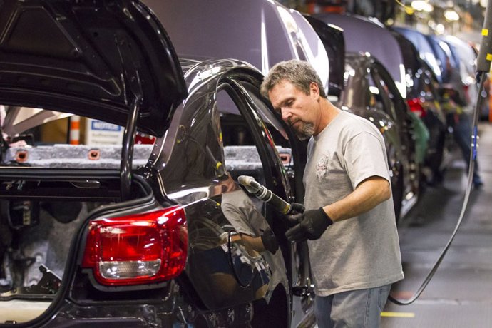 Un trabajador en la planta de General Motors en Faixfax (Estados Unidos)