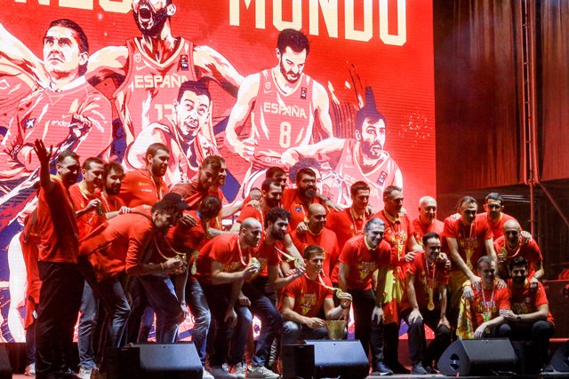 La selección española de baloncesto ha festejado este lunes en la Plaza de Colón de Madrid su título de campeona de mundo