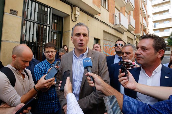 Javier Ortega-Smith (VOX) atiende a los medios en la inauguración de la sede del partido en la calle José Manuel de Villena de Salamanca.