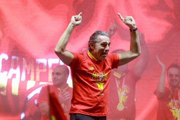 El entrenador de la Selección Nacional de Baloncesto Sergio Scariolo celebra su triunfo con todos los aficionados en la Plaza de Colón el 16 de septiembre de 2019.