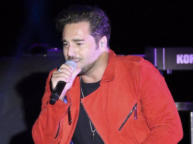 David Bustamante de gira con su fan número uno,su novia Yana Olina