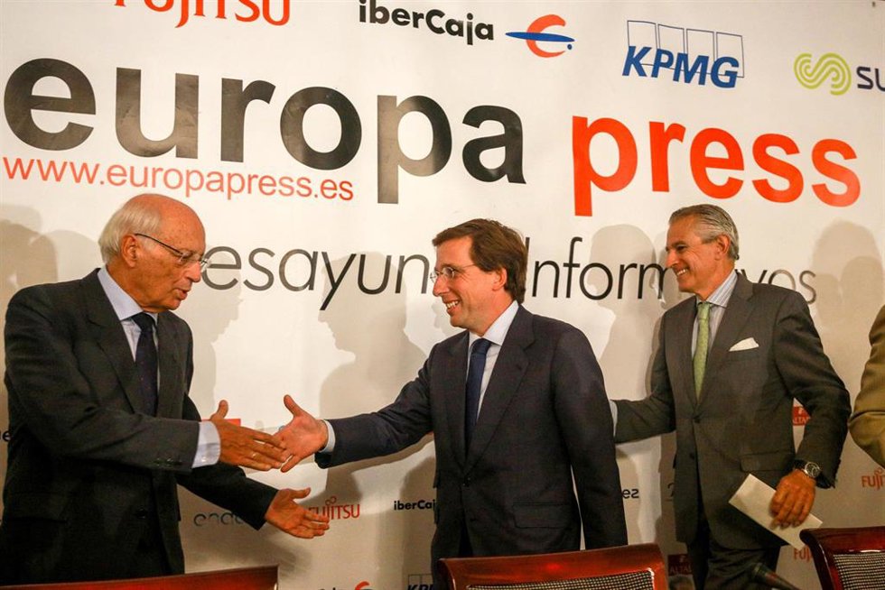 El alcalde de Madrid, José Luis Martínez-Almeida (2i), a su llegada a un desayuno de Europa Press.