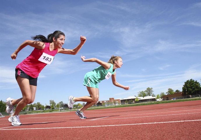 Dos deportistas corriendo