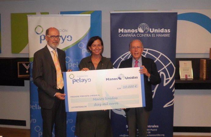 Marcelino Oreja, presidente de Fundación Pelayo, y Clara Pardo, presidenta de Manos Unidas durante la firma del acuerdo entre ambas entidades.