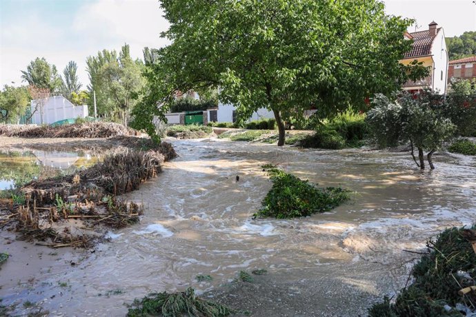 Imagen del desbordamiento del arroyo de la Vega en Villar del Olmo tras las tormentas.