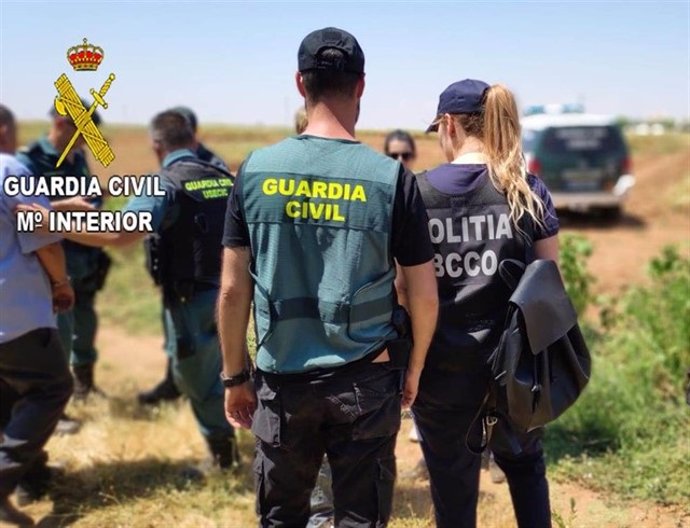 Agentes de España y de Rumanía que controlan la situación de temporeros en Albacete
