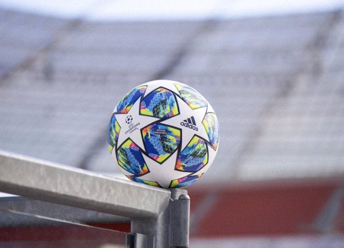 Fútbol/Champions.- adidas opta por una "explosión de colores" para el nuevo baló