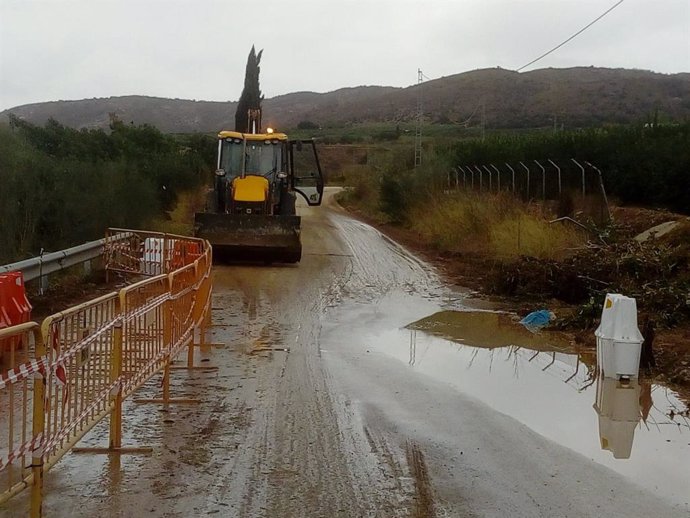 Una máquina interviene en una carretera de la provincia de Málaga tras las fuertes lluvias de 2019