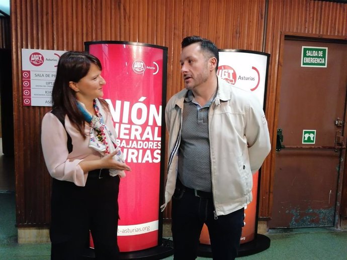 La portavoz de Ciudadanos, Laura Pérez Macho y el secretario general de UGT Asturias, Javier Fernández Lanero, en la sede de UGT.