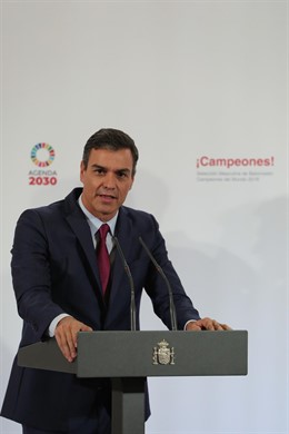 Pedro Sánchez recibe a la selección masculina de baloncesto