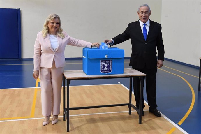 Benjamin Netanyahu deposita su voto en las elecciones en Israel