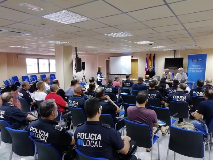 Policías locales de Baleares recibiendo formación
