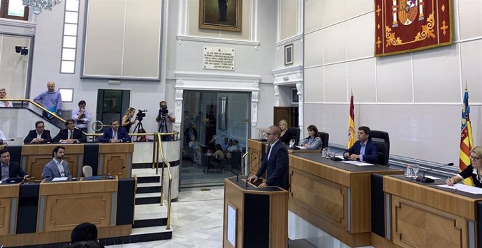 Adrián Ballester presenta al pleno de la Diputación la solicitud de zona catastrófica, este martes.