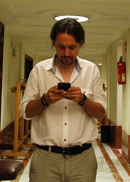 Pablo Iglesias, secretario general de Podemos, con su teléfono móvil.