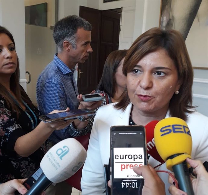 Isabel Bonig atiende a los medios en la Diputación de Alicante.