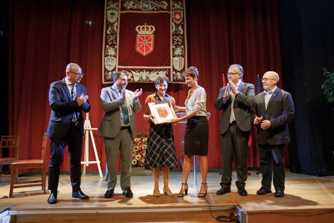 La presidenta Chivite entrega el escudo de Navarra a la directora del IES Plaza de la Cruz, María Jesús Gastesi, en el acto de apertura de curso 2019-2020