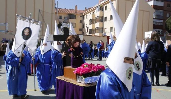Una procesión infantil en un centro educativo
