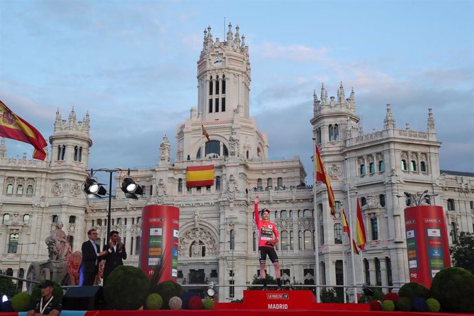 Primoz Roglic en el podio final de La Vuelta a España
