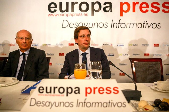 El alcalde de Madrid, José Luis Martínez-Almeida (1d), durante un desayuno de Europa Press.