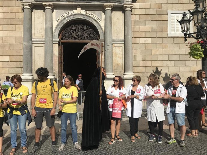 Profesores, médicos, bomberos y trabajadores públicos exigen "paralizar" la Ley Aragonés